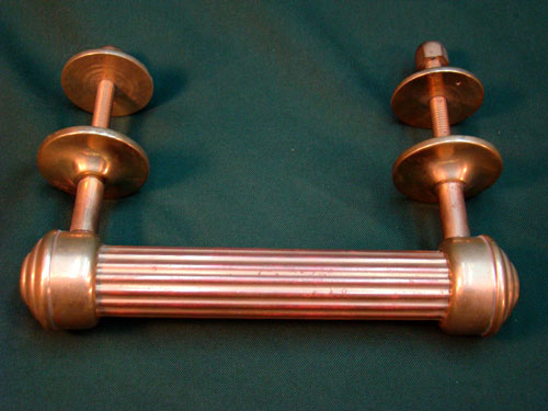 Manilla de Puerta tubo bronce estriado de 1 1/4" con tapas en extremos